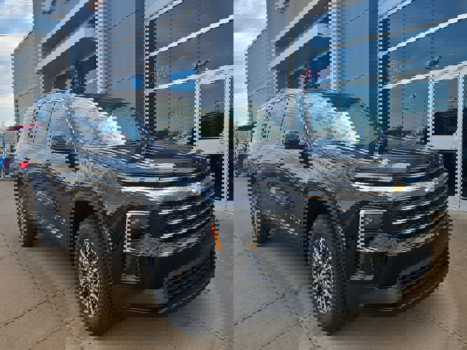 Used 2025 Chevrolet Traverse LT w/ Driver Confidence Package image 1