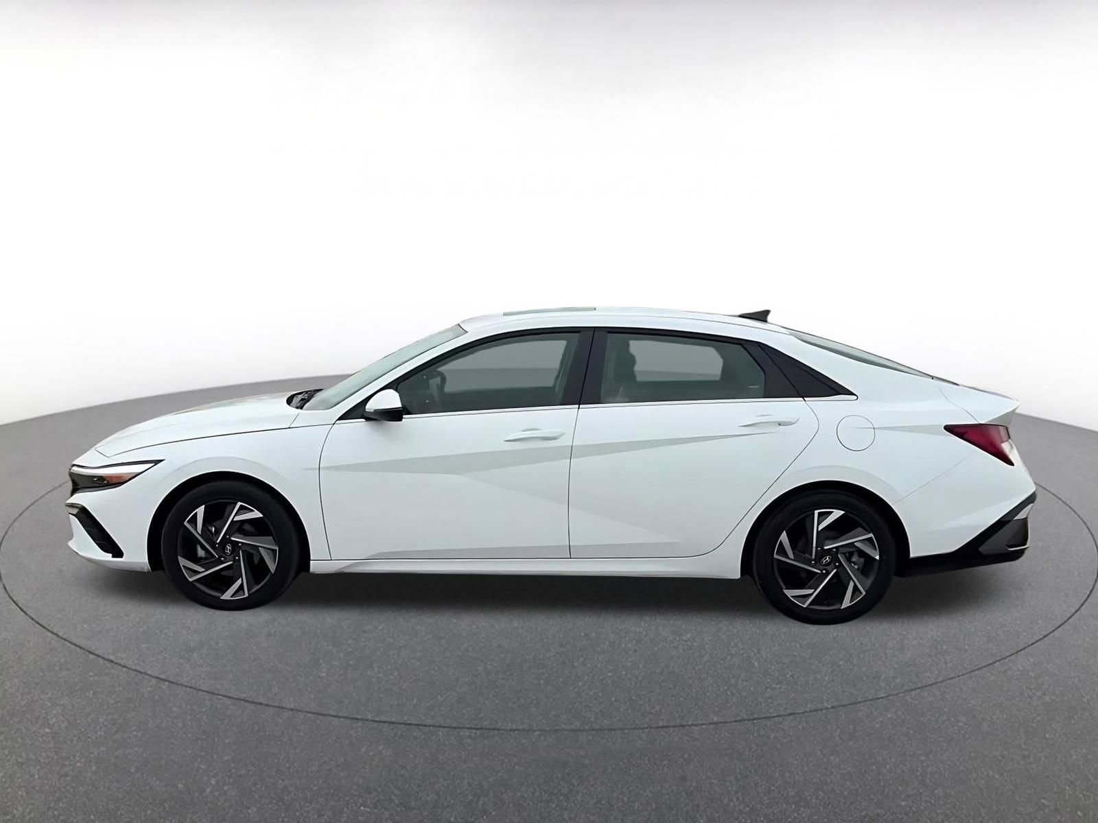 Used 2025 Hyundai Elantra Limited image 9