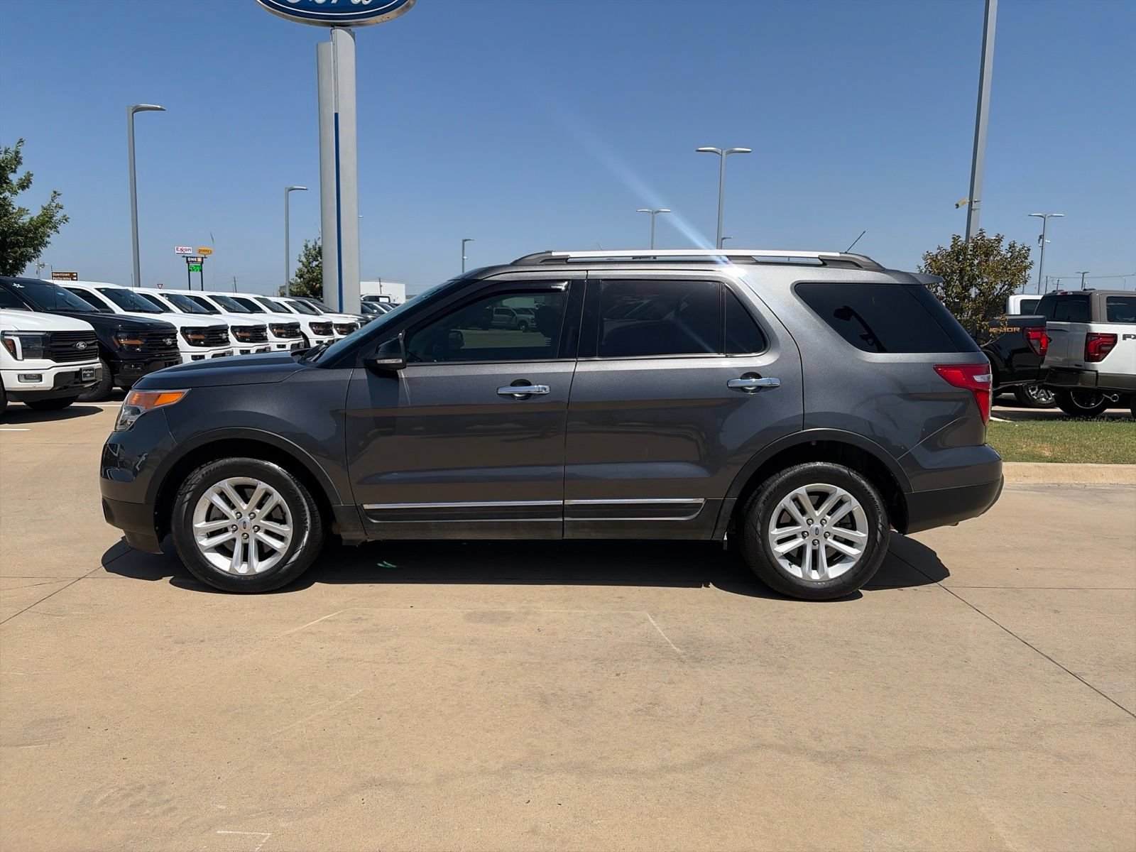 Used 2015 Ford Explorer XLT w/ Equipment Group 202B FWD image 3