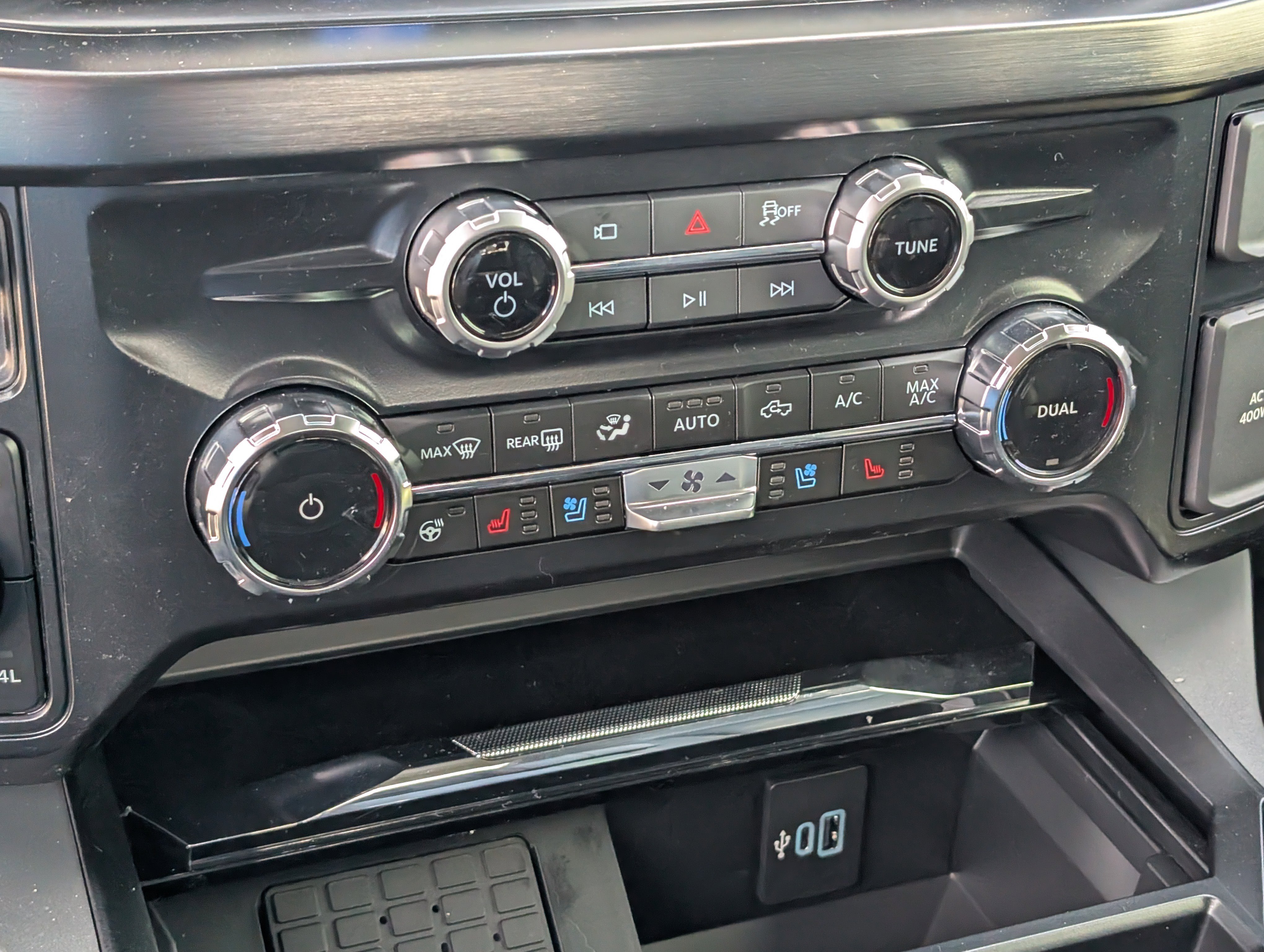 New 2026 Ford F250 Lariat w/ Black Appearance Package image 30