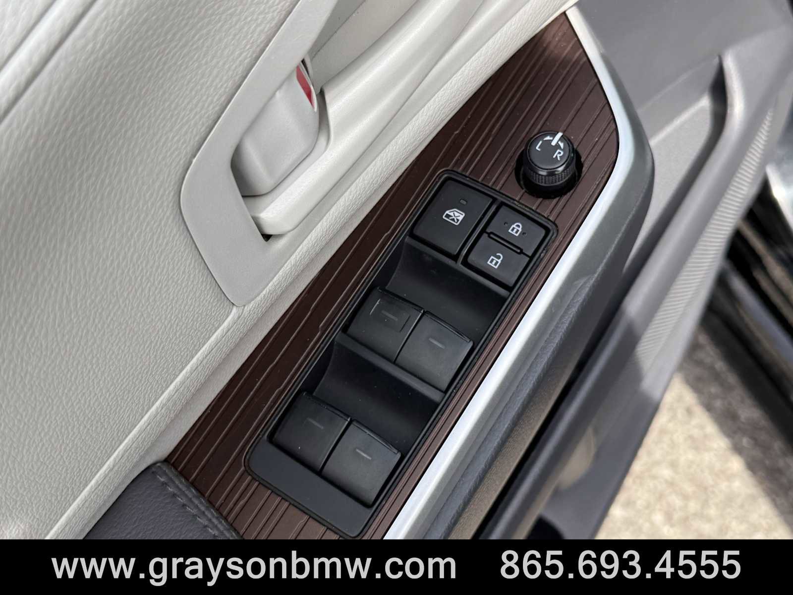 Used 2024 Toyota Sienna LE FWD image 13