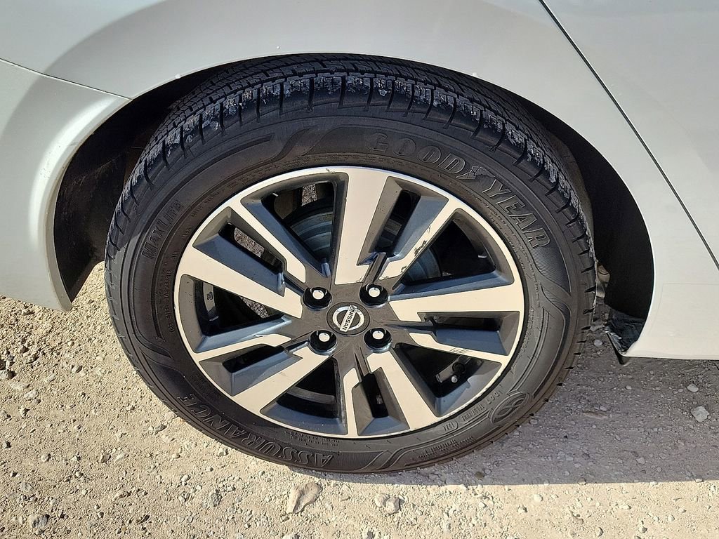 Used 2022 Nissan Versa SV FWD image 14