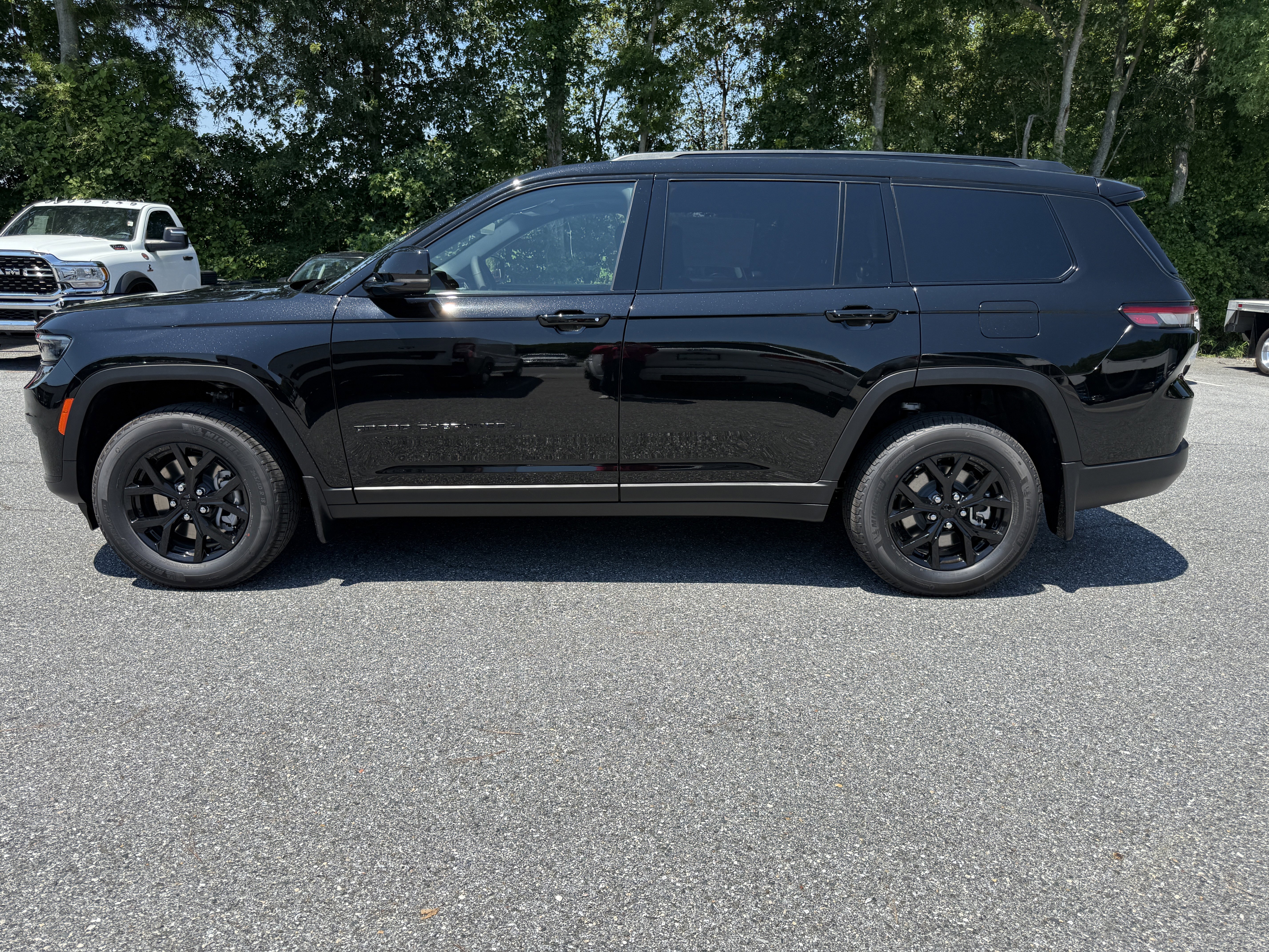 New 2025 Jeep Grand Cherokee L Altitude image 4