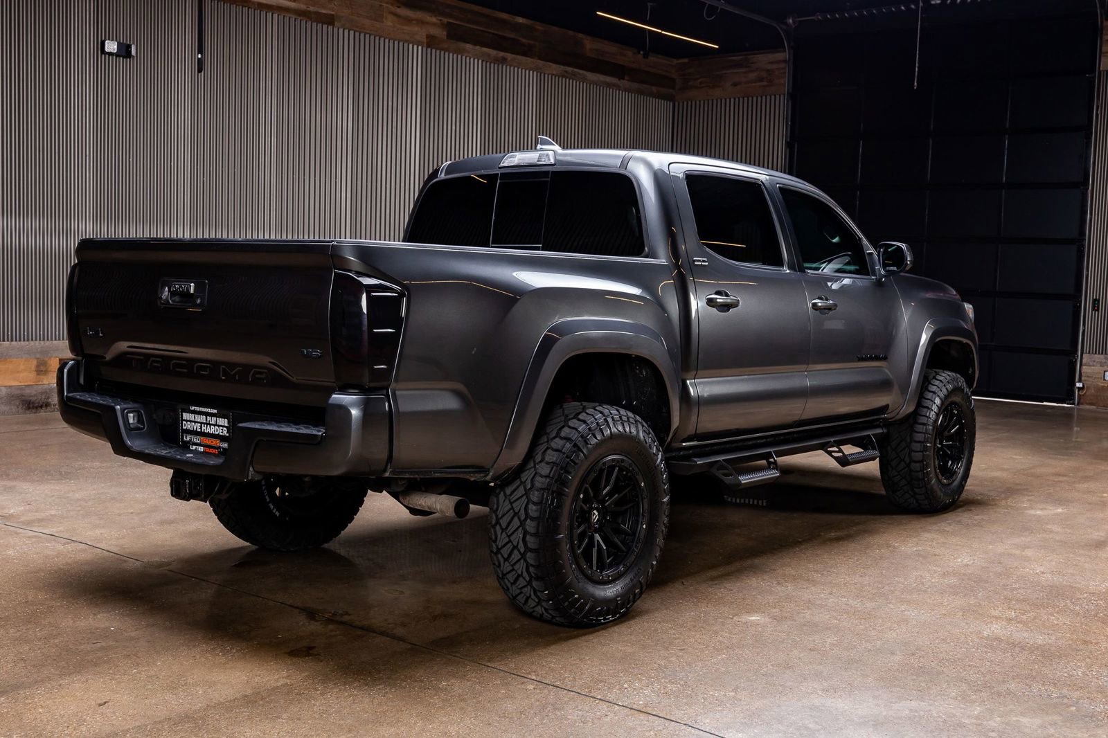 Used 2018 Toyota Tacoma SR5 AWD/4WD image 9