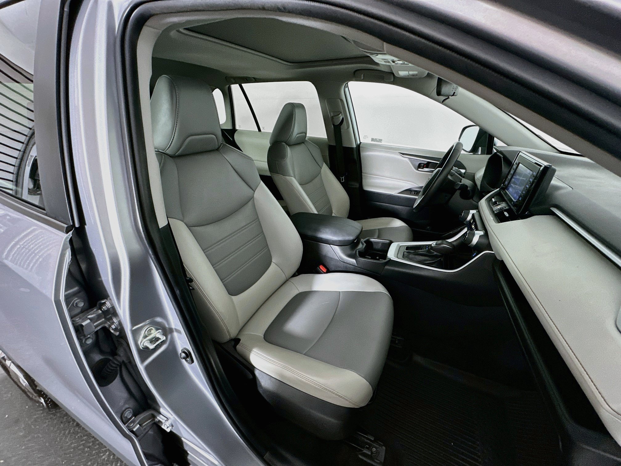 Used 2022 Toyota RAV4 XLE Premium FWD image 31