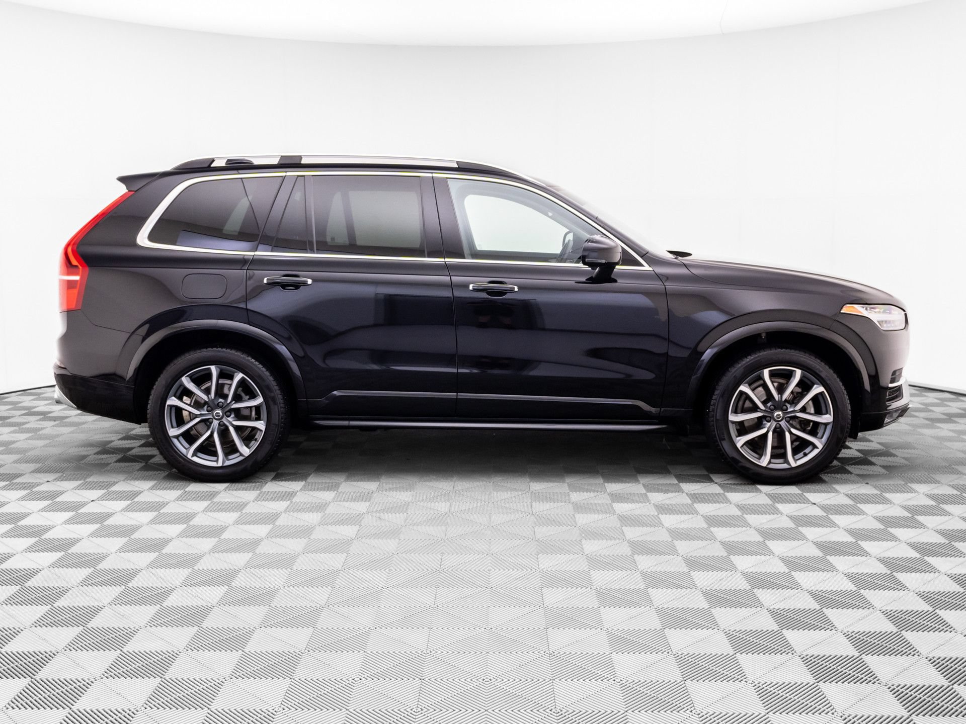 Used 2019 Volvo XC90 T5 Momentum w/ Multimedia Package AWD/4WD image 8