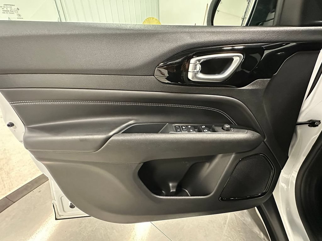 Used 2023 Jeep Compass Latitude AWD/4WD image 19