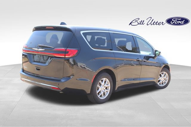 Used 2023 Chrysler Pacifica Touring-L FWD image 5