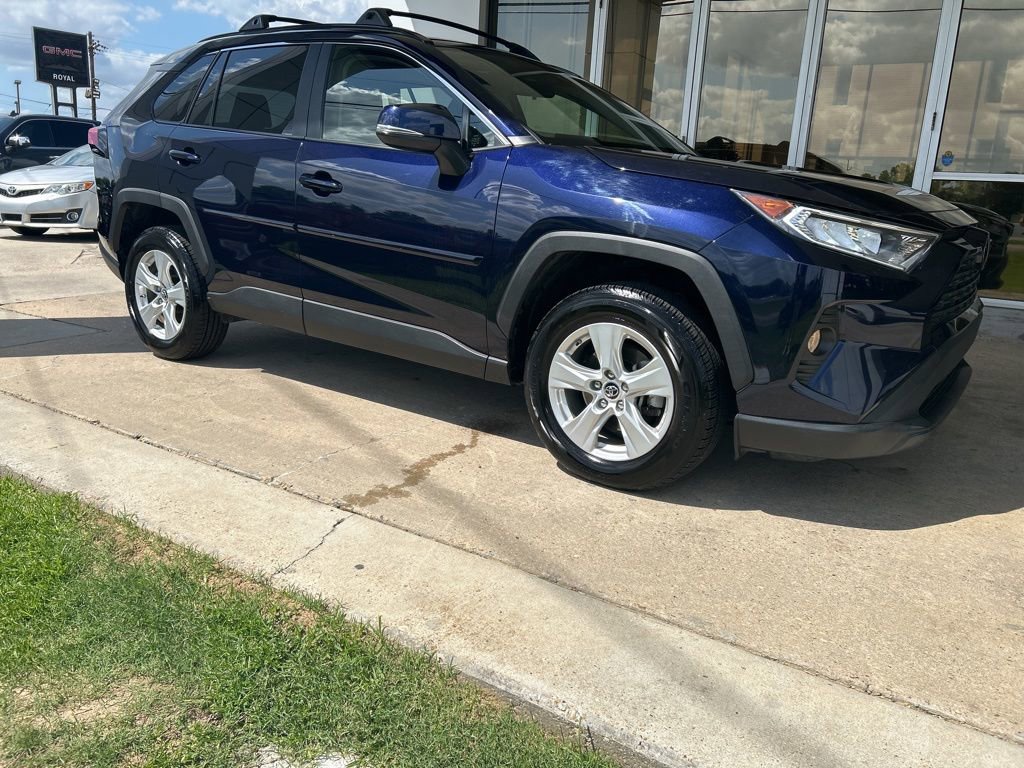 Used 2019 Toyota RAV4 XLE FWD image 2