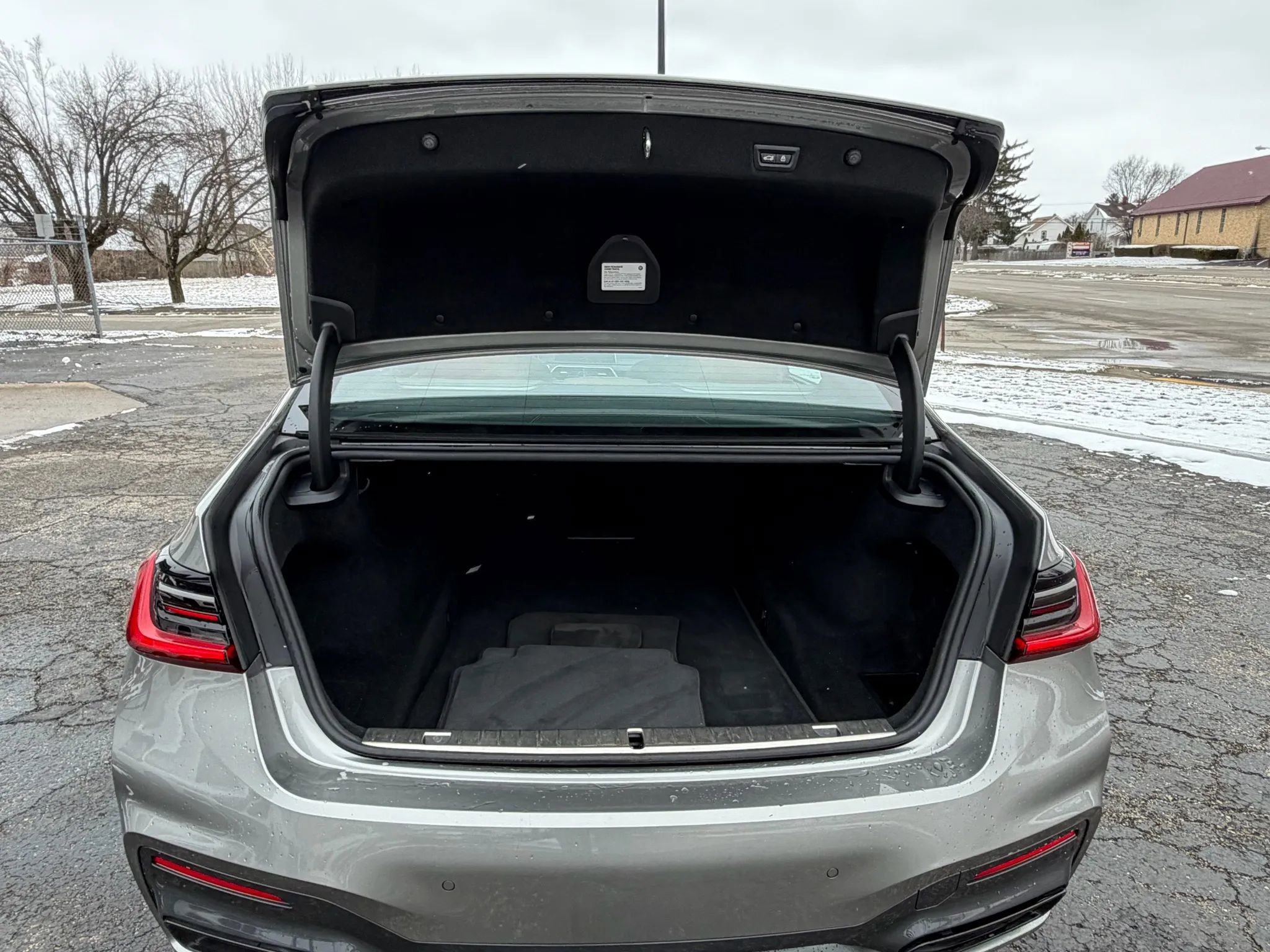 Used 2022 BMW 740i xDrive w/ M Sport Package image 11