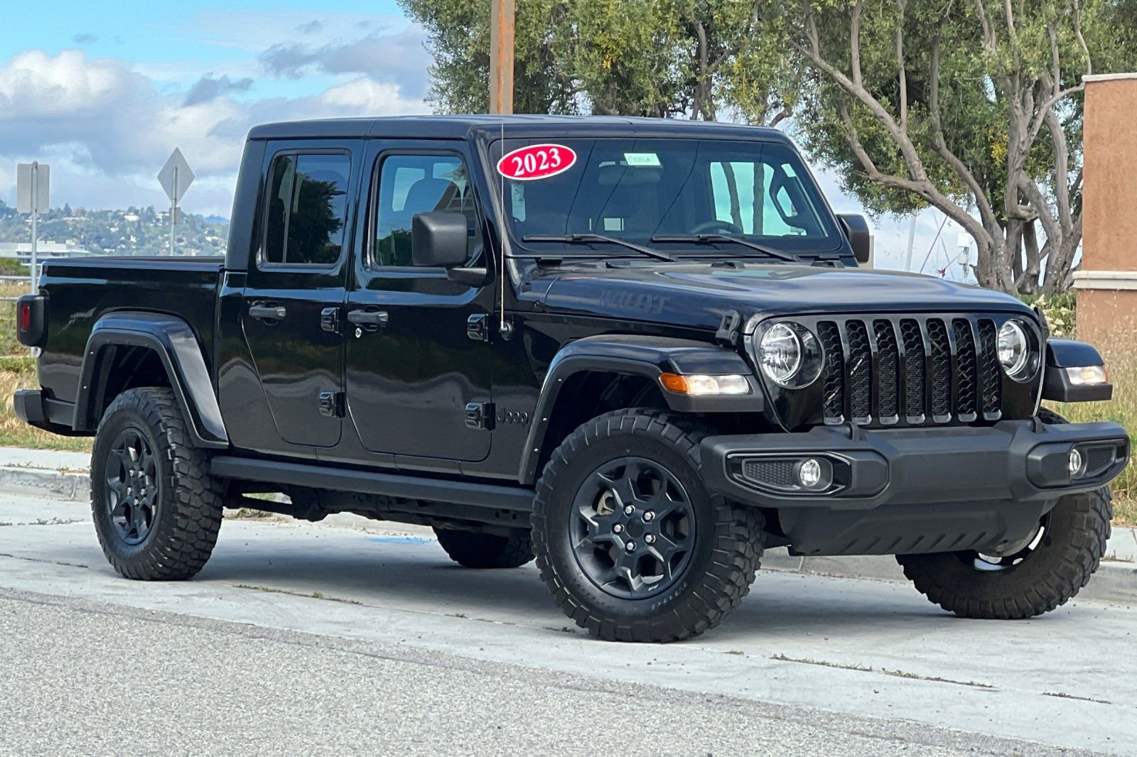 Used 2023 Jeep Gladiator Sport AWD/4WD image 2