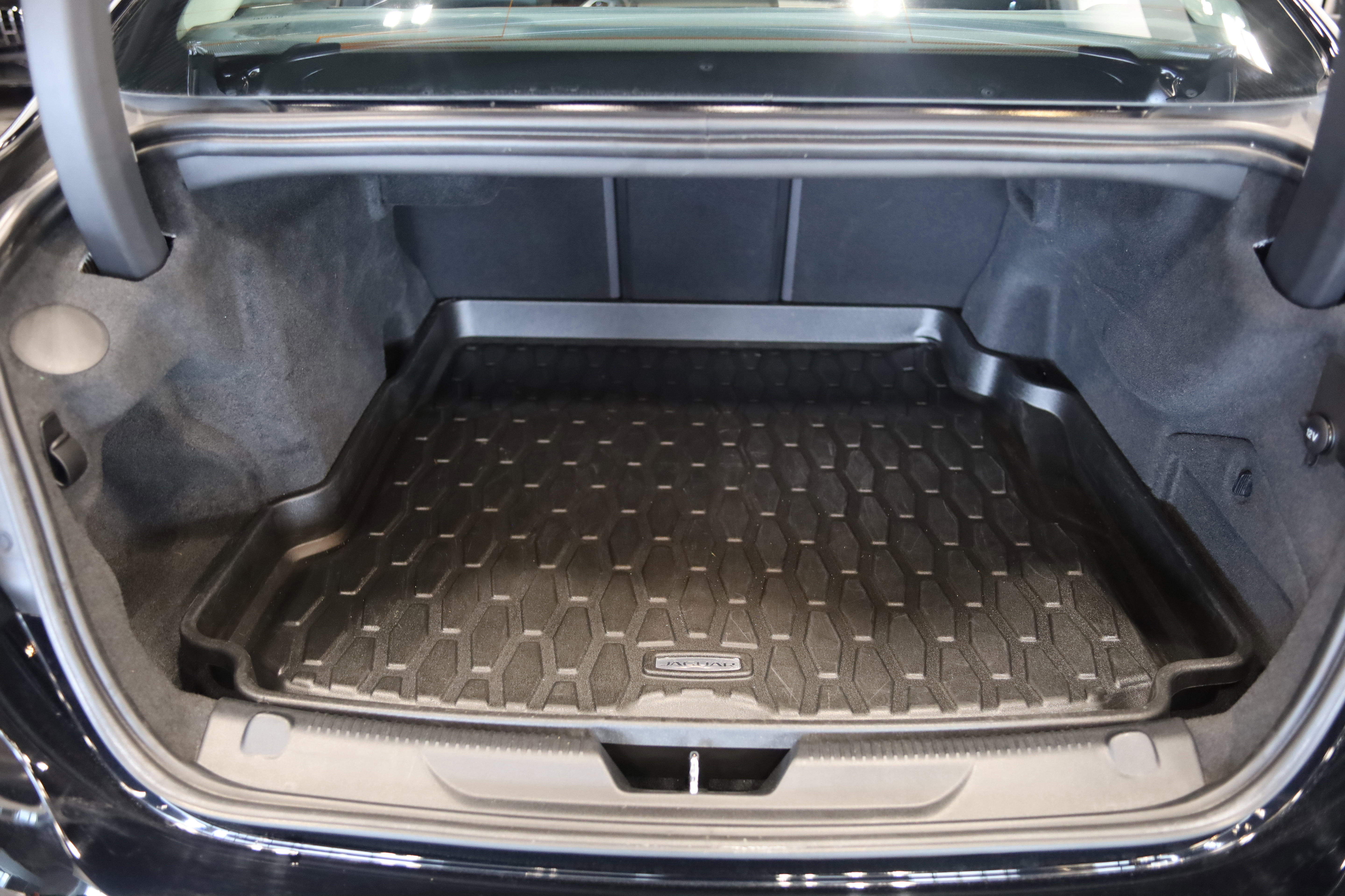 Used 2020 Jaguar XE S image 7