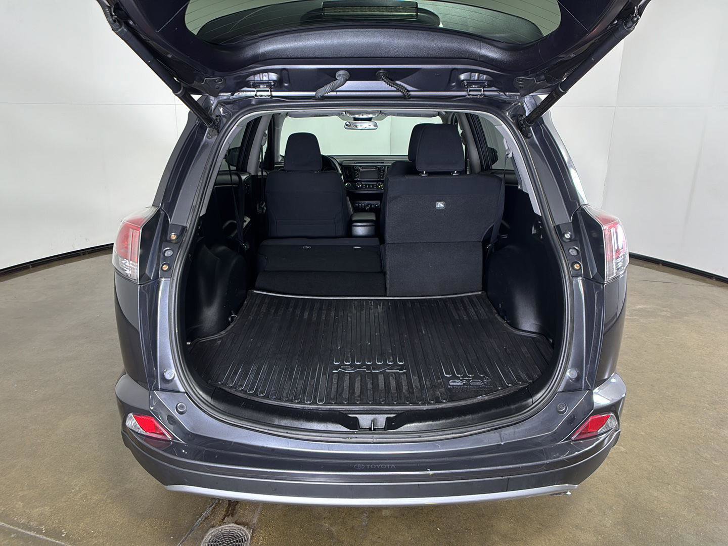 Used 2018 Toyota RAV4 XLE AWD/4WD image 15