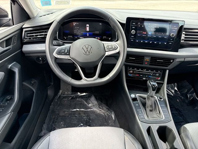 Used 2025 Volkswagen Jetta SE image 14