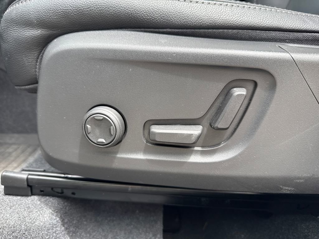 Used 2024 Volvo XC40 B5 Core image 22