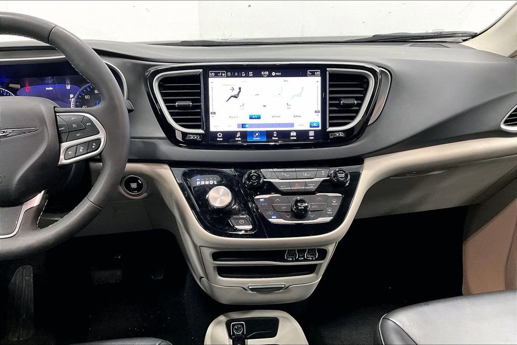 Used 2023 Chrysler Pacifica Touring-L image 8