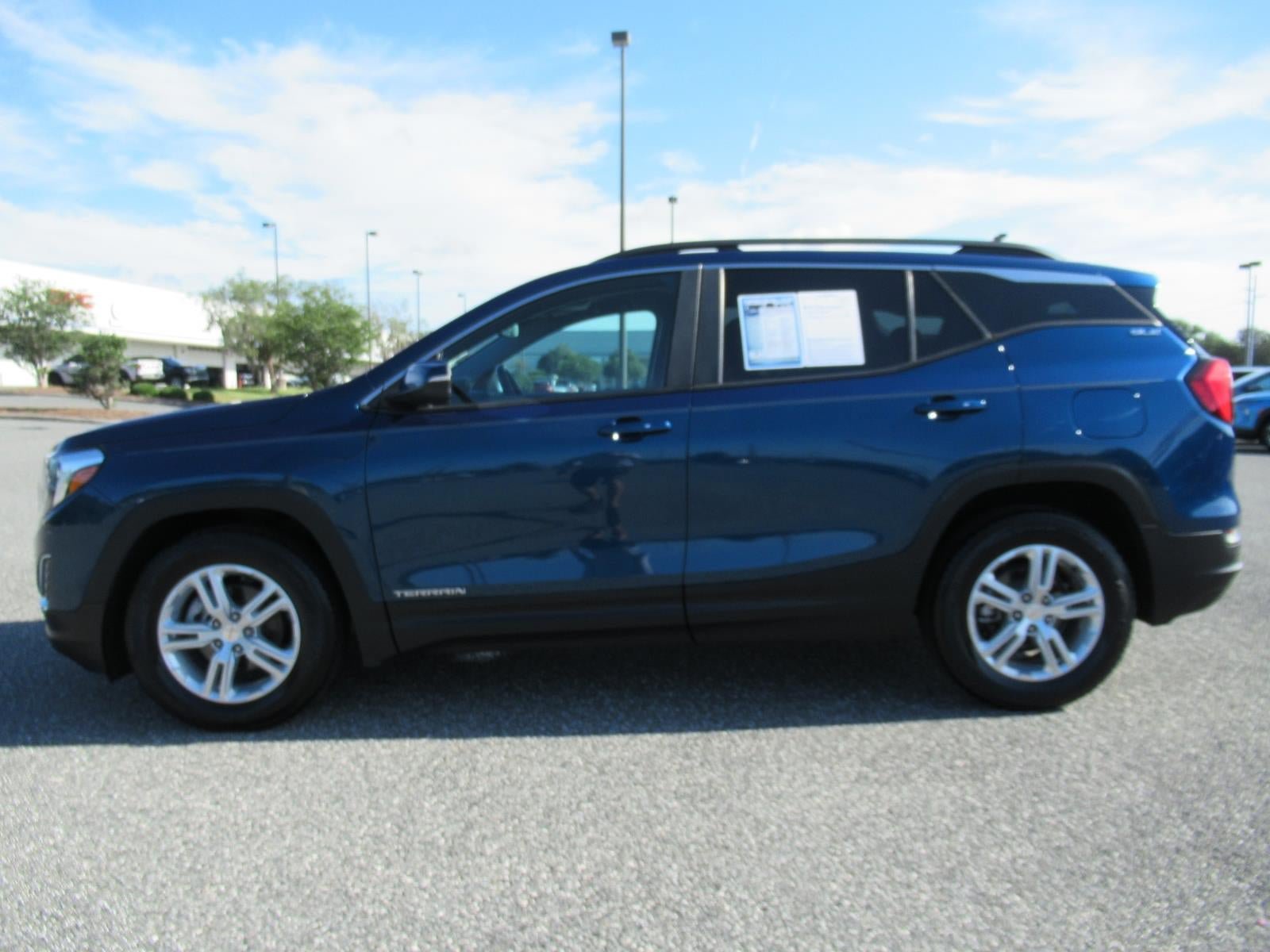 Used 2021 GMC Terrain SLE w/ Driver Convenience Package FWD image 4