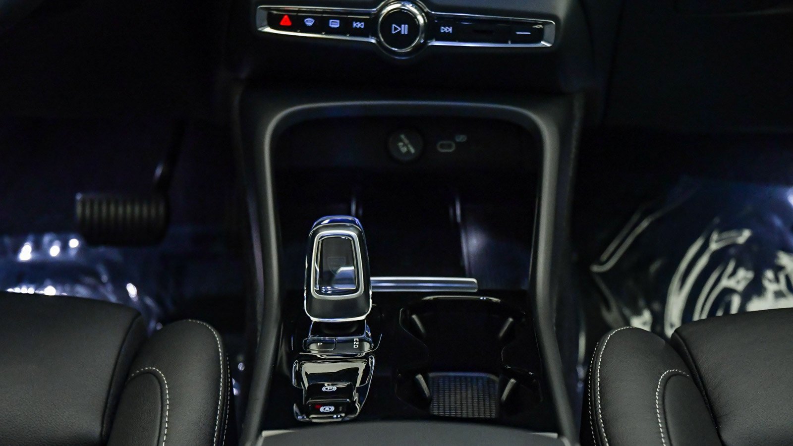 Certified 2025 Volvo XC40 B5 Plus w/ Climate Package image 15