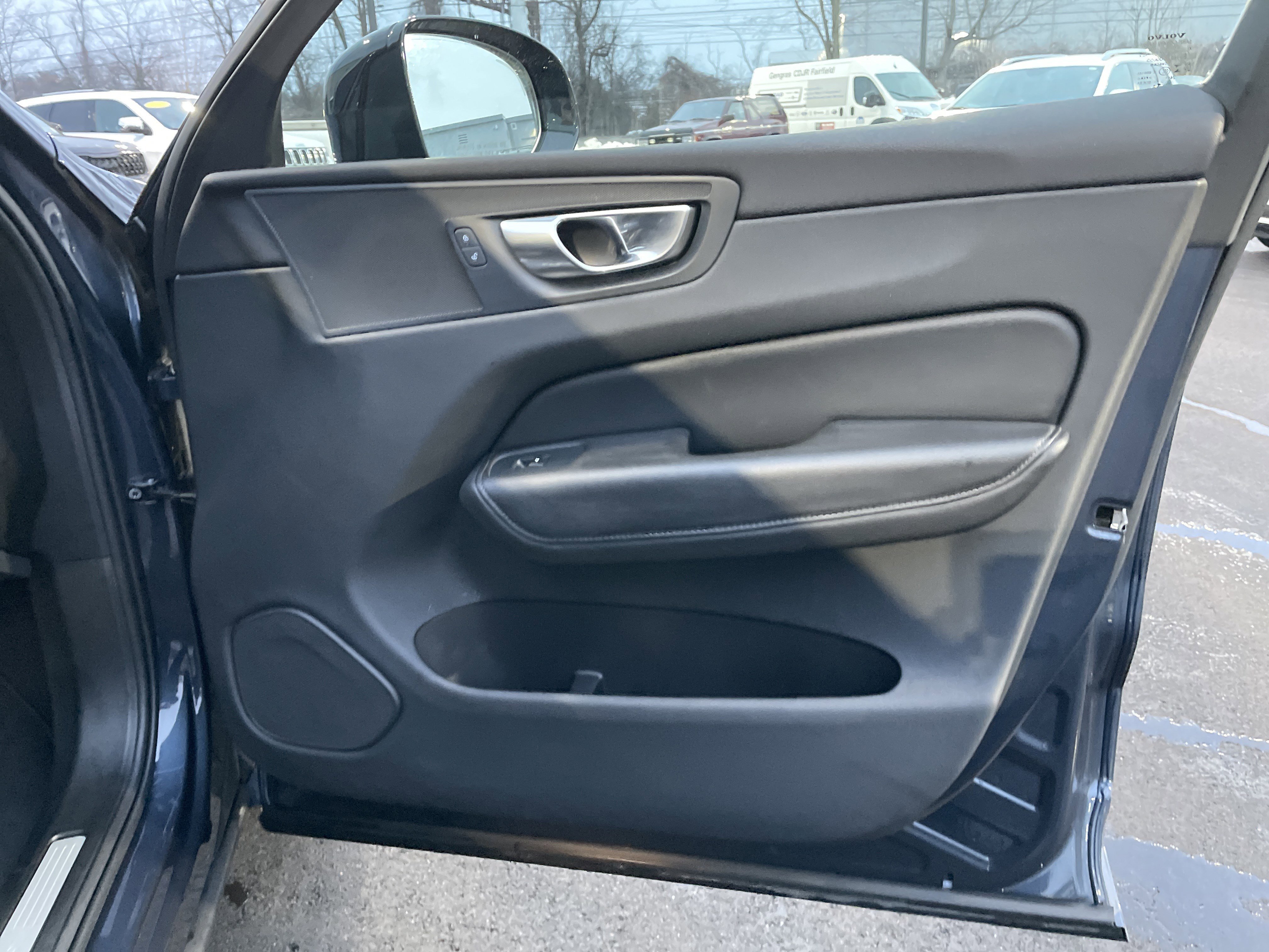 Used 2025 Volvo XC60 B5 Plus image 10