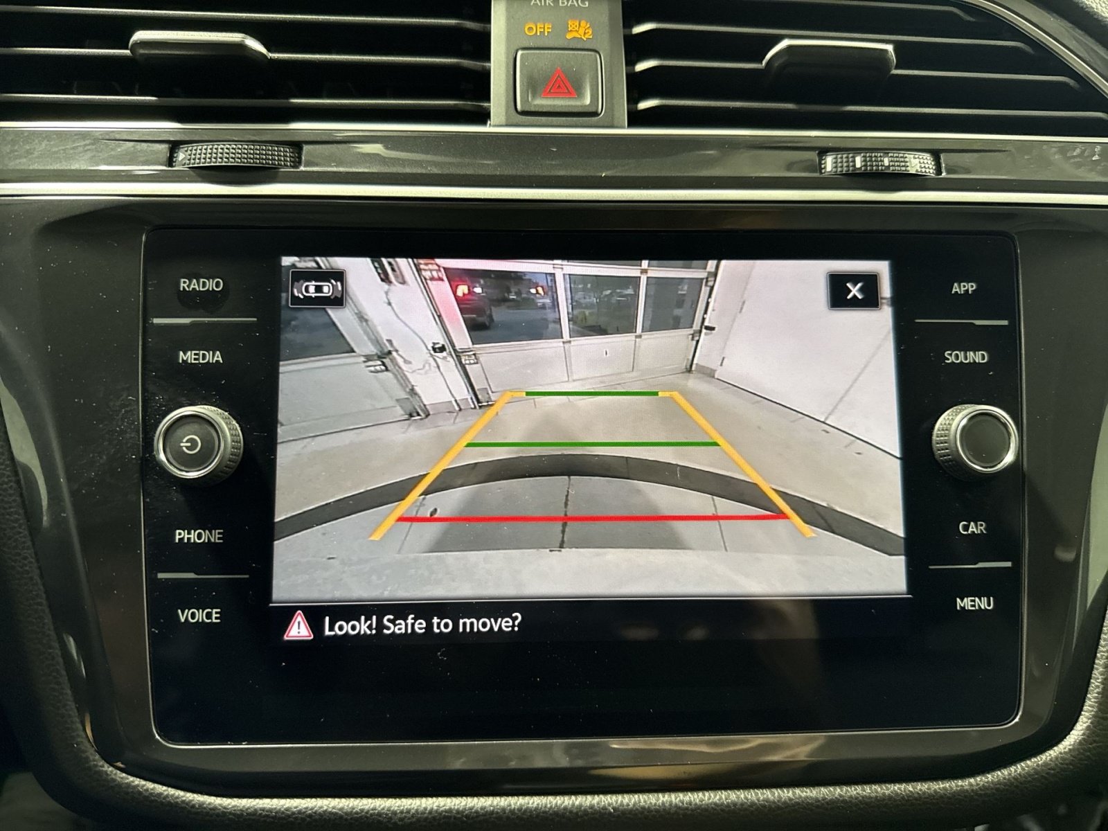 Used 2024 Volkswagen Tiguan SE w/ Panoramic Sunroof Package AWD/4WD image 21