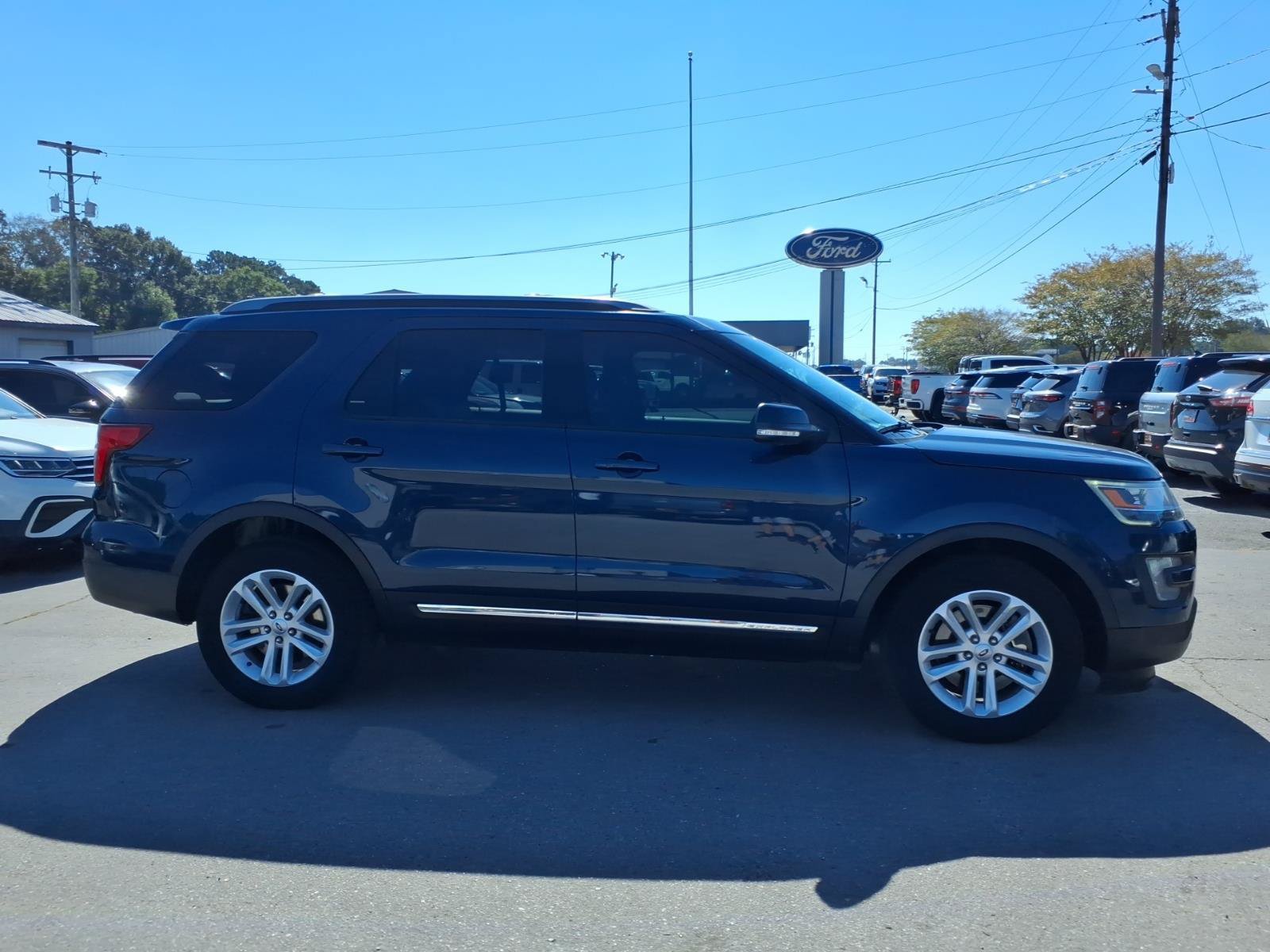 Used 2017 Ford Explorer XLT w/ Equipment Group 202A FWD image 5