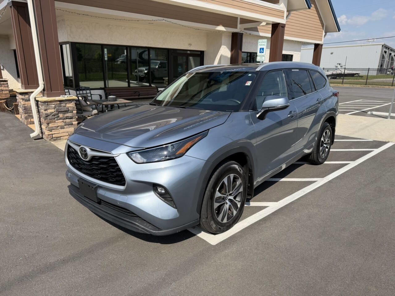 Used 2022 Toyota Highlander XLE image 2