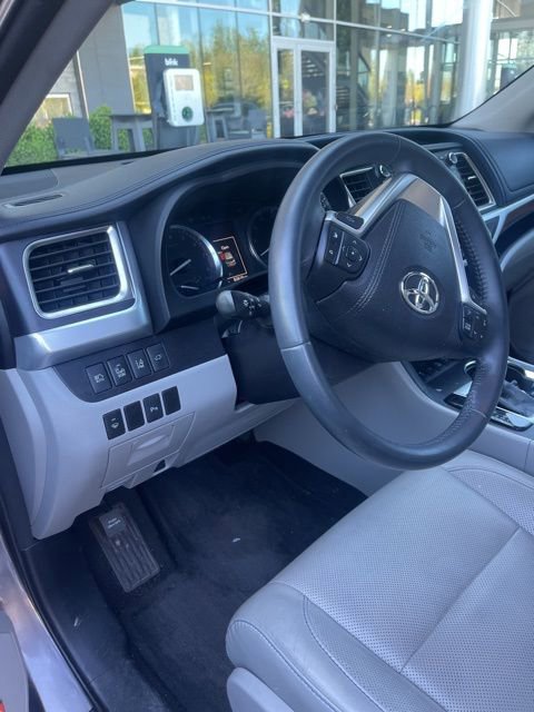 Used 2016 Toyota Highlander Limited w/ Driver Technology Package image 4