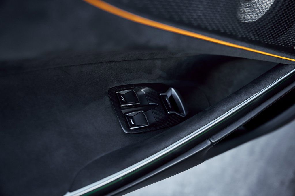 Used 2025 McLaren Artura Spider RWD image 41