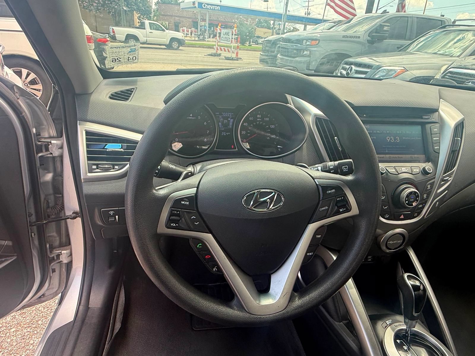 Used 2016 Hyundai Veloster FWD image 9
