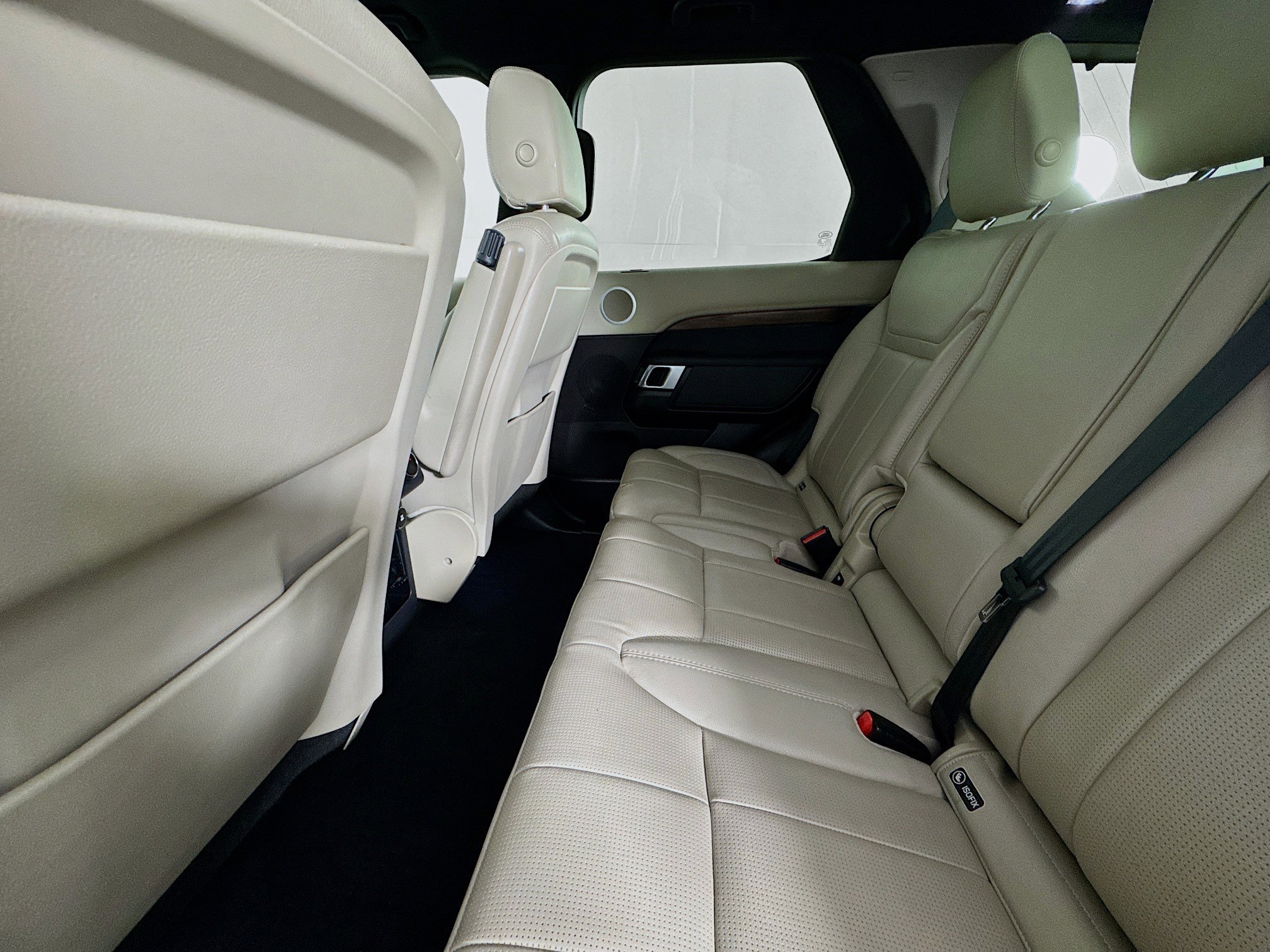 Used 2018 Land Rover Discovery HSE image 24