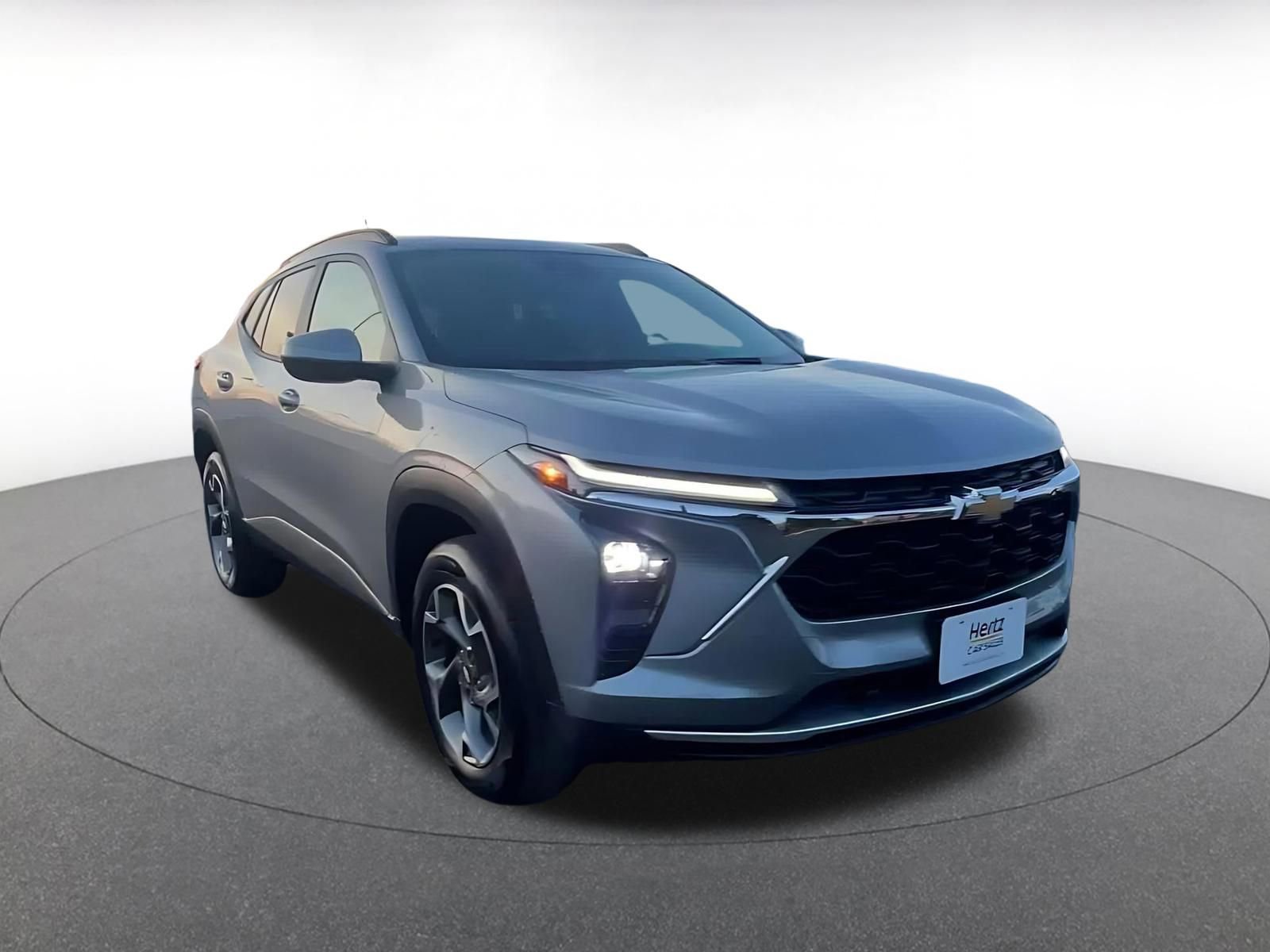 Used 2025 Chevrolet Trax LT w/ LT Convenience Package image 3