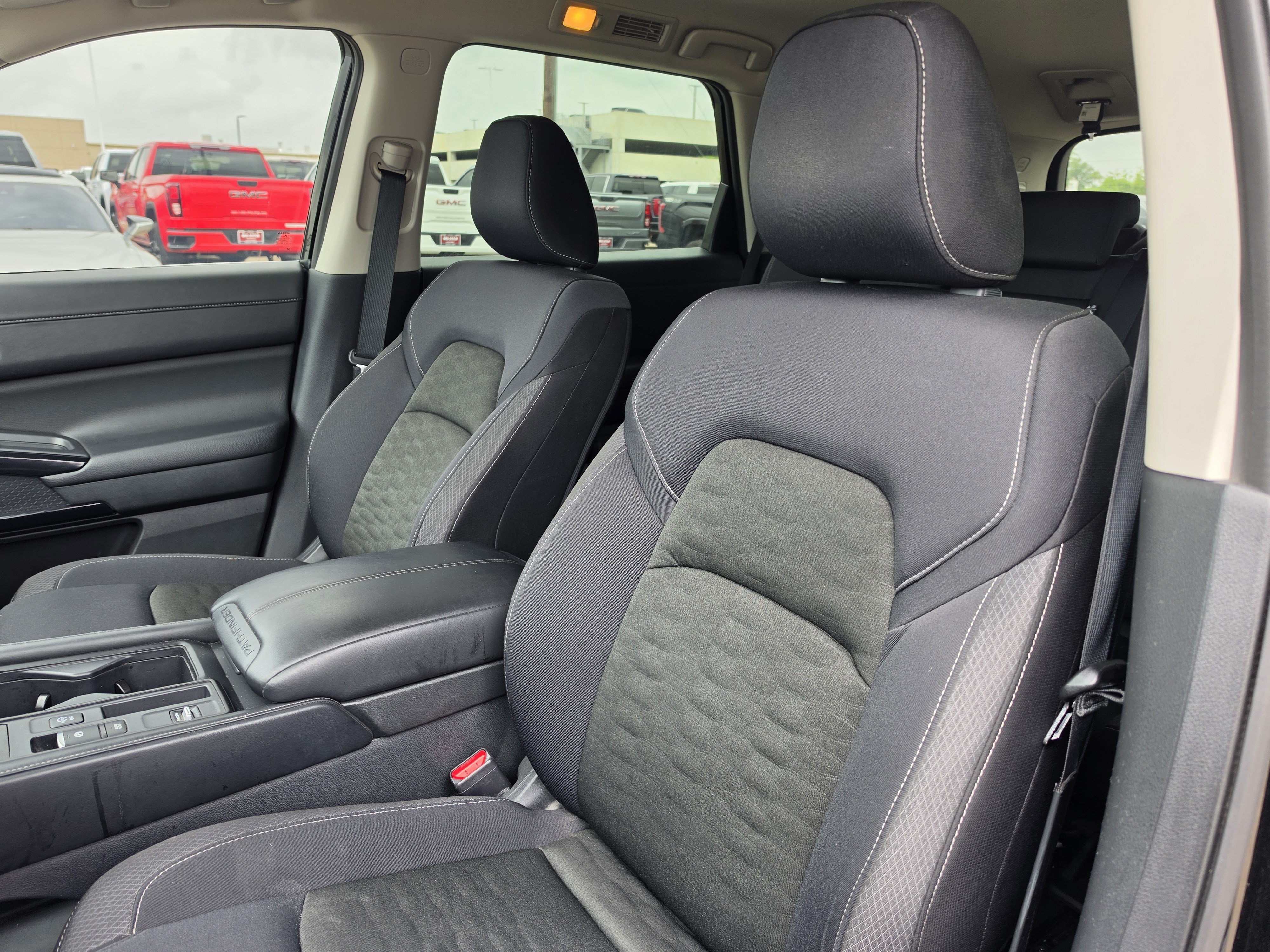 Used 2025 Nissan Pathfinder S FWD image 13
