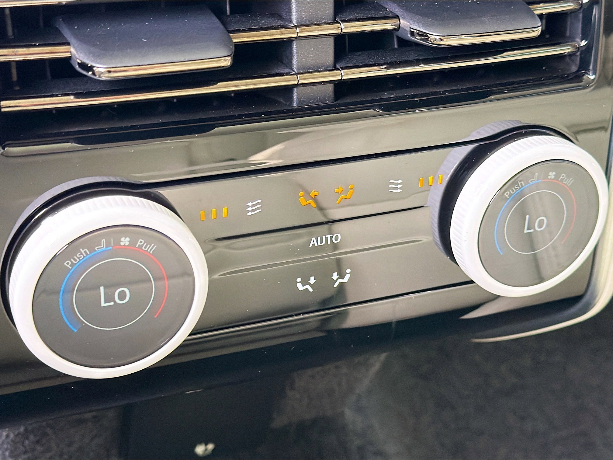 Used 2025 Land Rover Range Rover SV image 21