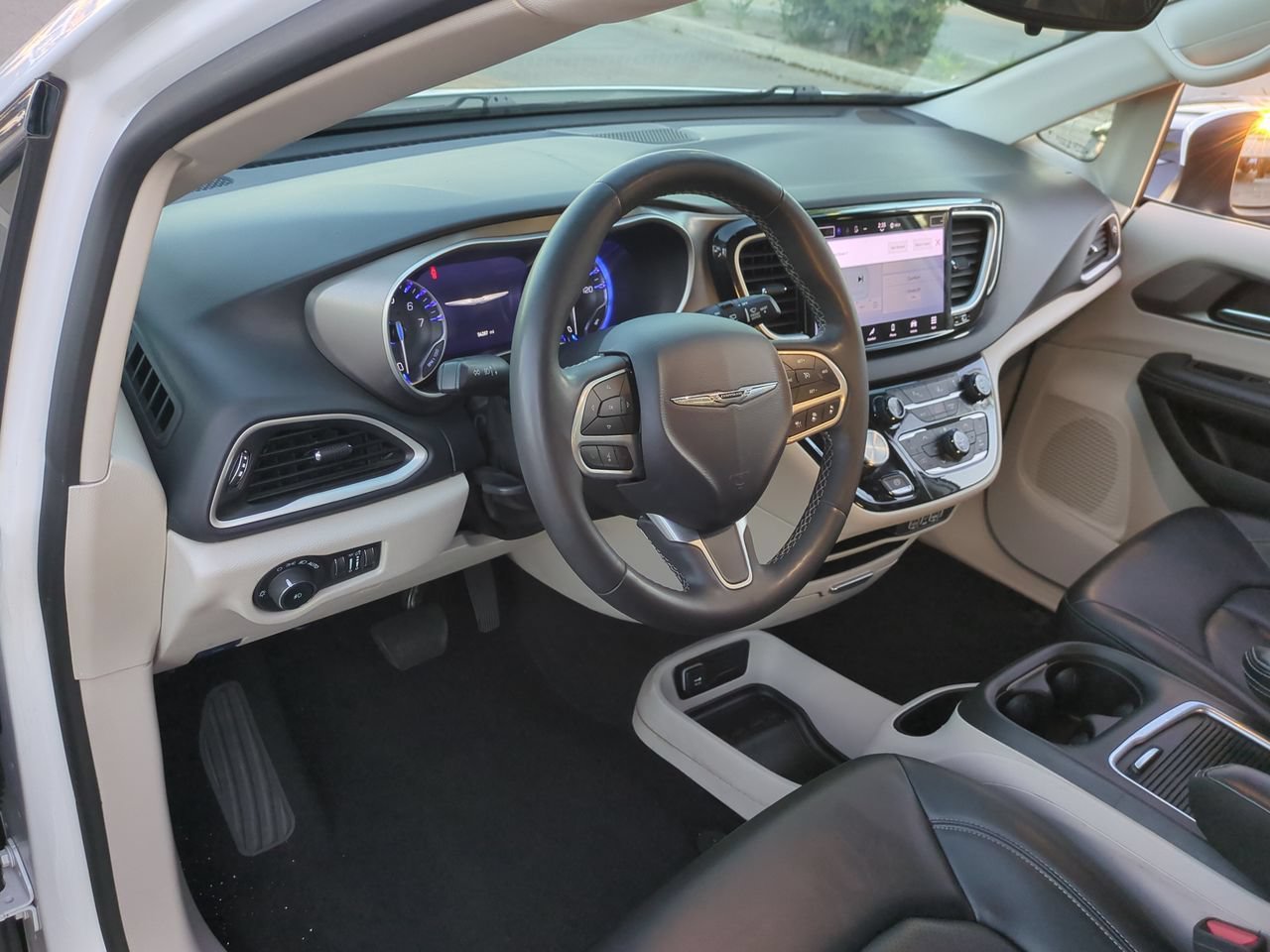 Used 2023 Chrysler Pacifica Touring-L FWD image 10