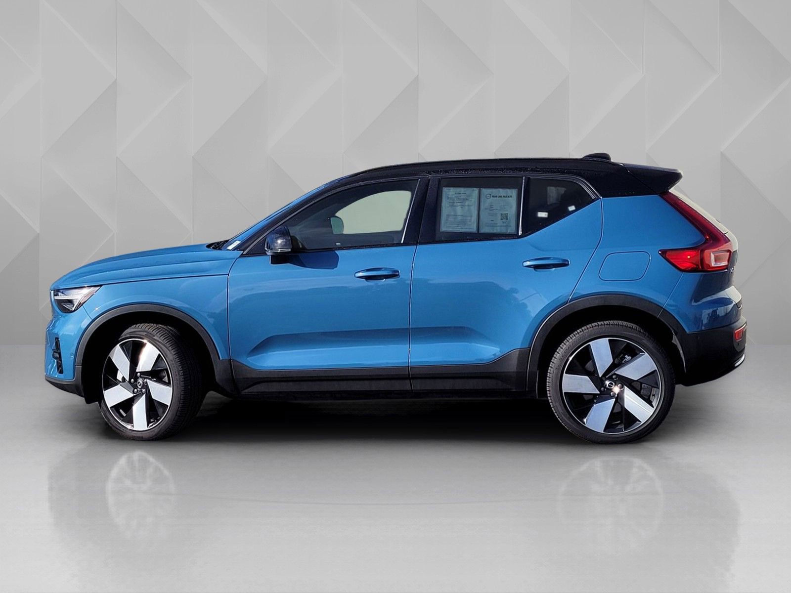 Certified 2023 Volvo XC40 Recharge Ultimate image 3