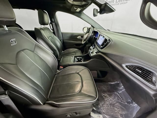 Used 2025 Chrysler Pacifica Limited image 29