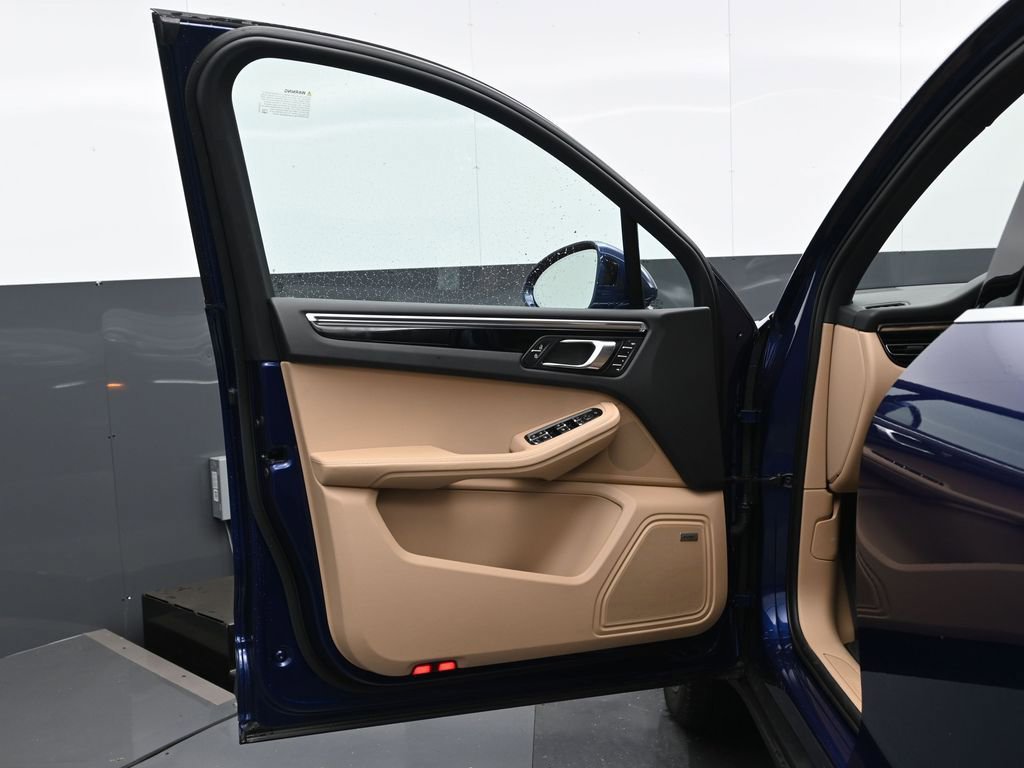 Certified 2024 Porsche Macan image 8