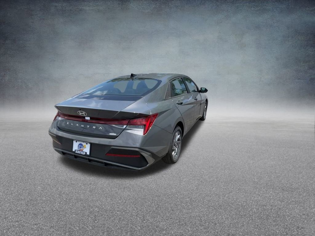 Used 2025 Hyundai Elantra Blue image 21