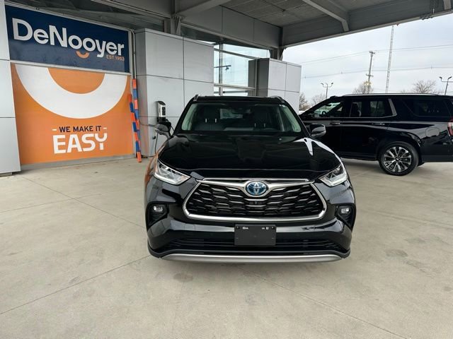 Used 2023 Toyota Highlander Platinum image 2