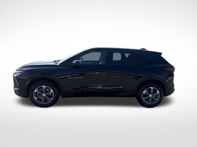 Used 2025 Chevrolet Blazer LT FWD image 2