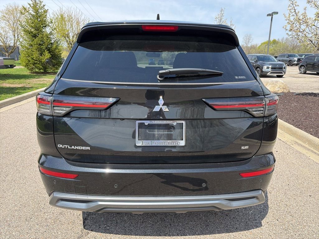 Used 2025 Mitsubishi Outlander SE AWD/4WD image 4