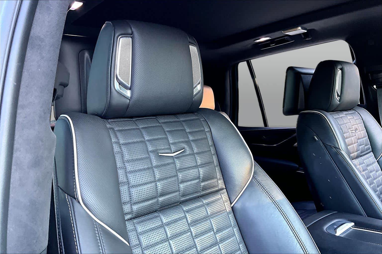 Used 2024 Cadillac Escalade Sport Platinum w/ LPO, ONYX Package AWD/4WD image 9