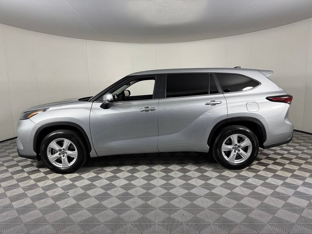 Used 2025 Toyota Highlander LE FWD image 9