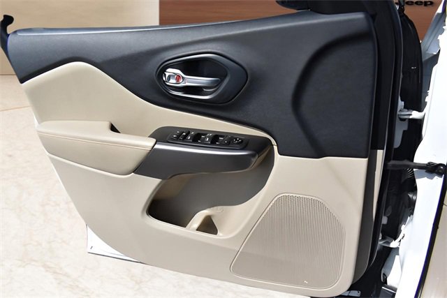 Used 2019 Jeep Cherokee Latitude w/ Popular Appearance Group image 11