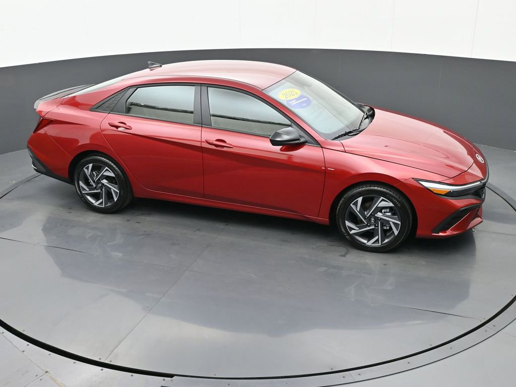 Certified 2025 Hyundai Elantra Sport image 33