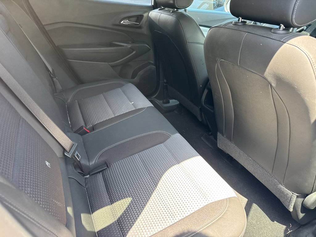 Used 2024 Chevrolet Trax LT w/ Sunroof Package FWD image 3