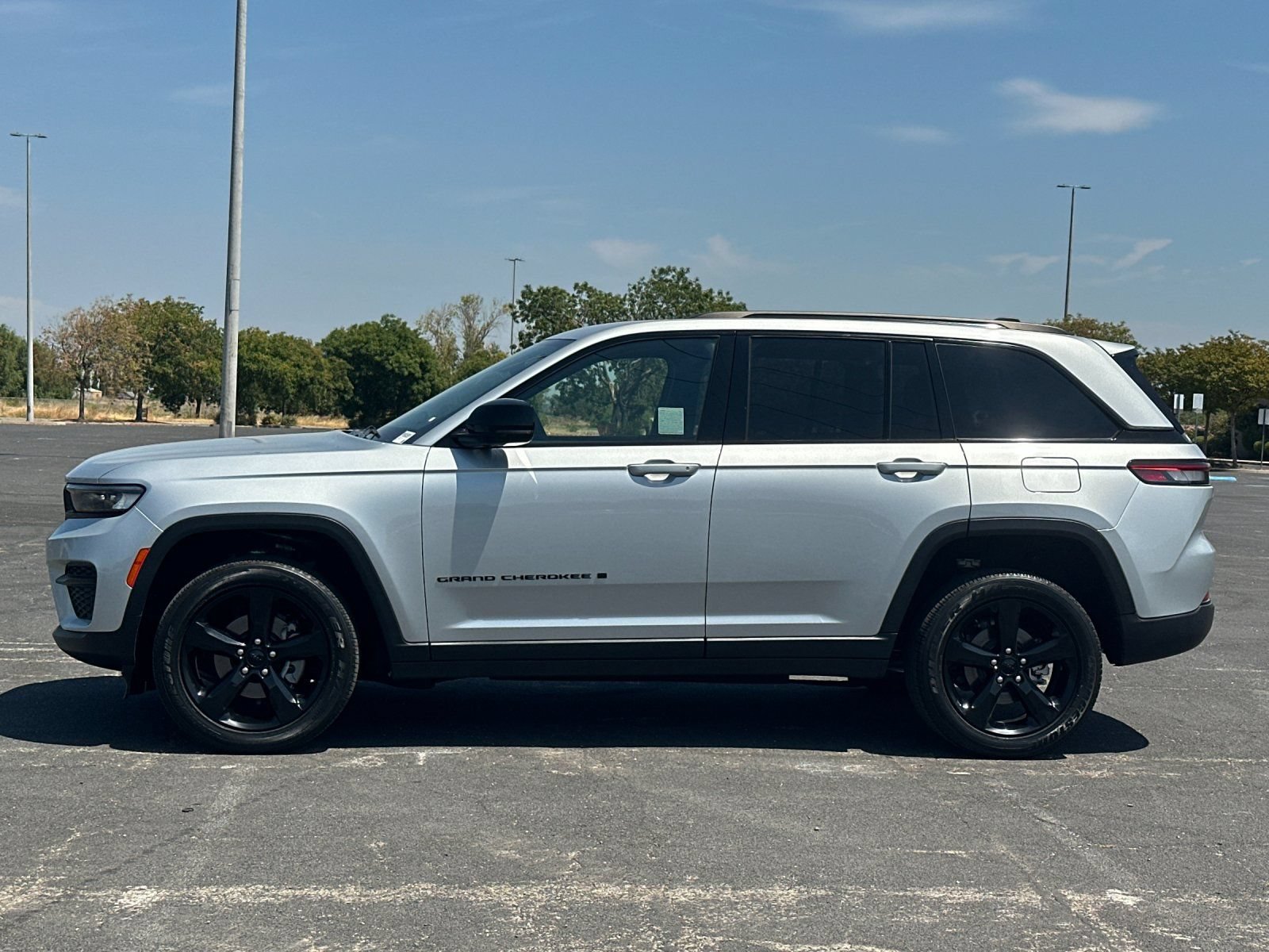 Used 2023 Jeep Grand Cherokee Altitude RWD image 7