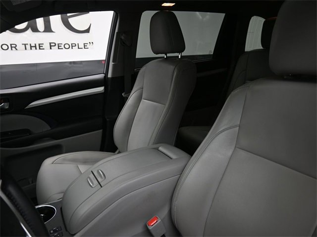 Used 2018 Toyota Highlander XLE image 16