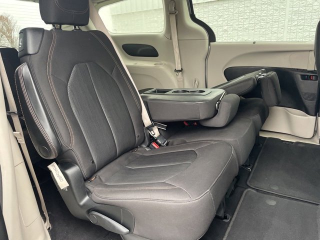 Used 2020 Chrysler Pacifica Touring w/ Tire & Wheel Group image 15