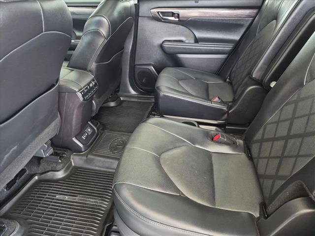 Used 2024 Toyota Highlander Platinum AWD/4WD image 21